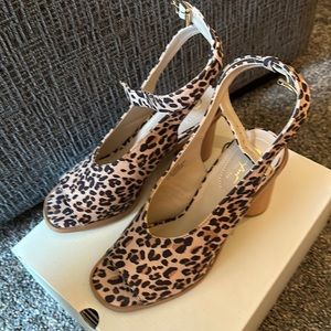 Cheetah print wrap around ankle shoes, size 8